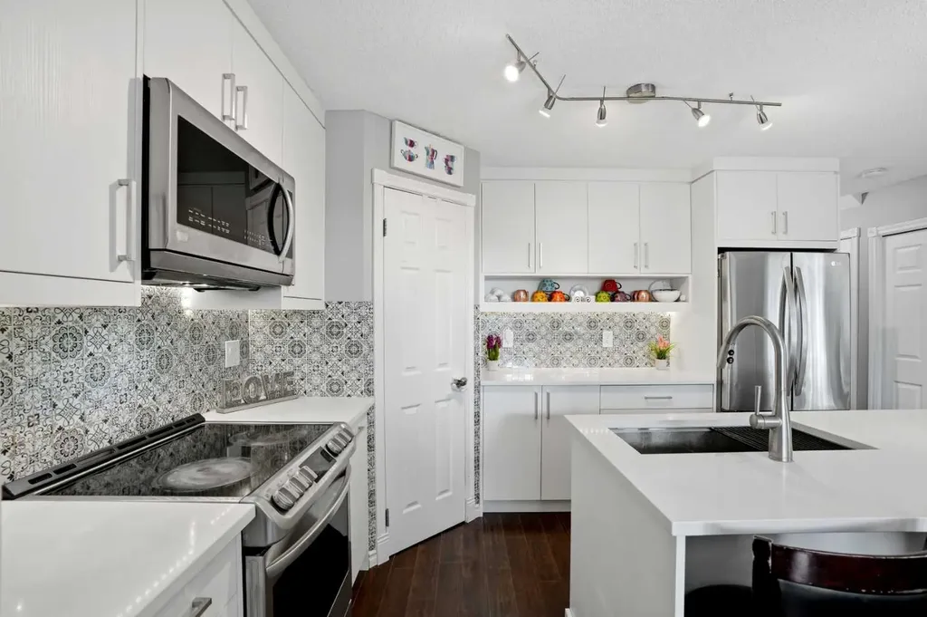 20 Somercrest Grove SW Calgary AB T2Y 3M2