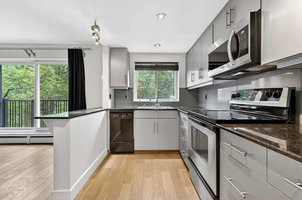 812 15 Avenue SW Calgary AB T2R 0S1