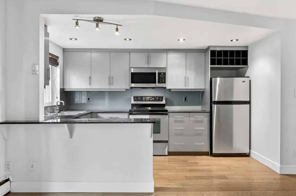 812 15 Avenue SW Calgary AB T2R 0S1