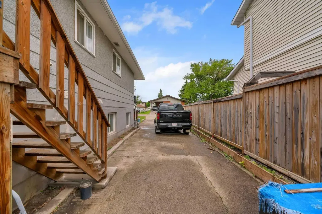 7621 23 Street SE Calgary AB T2C 0Y2
