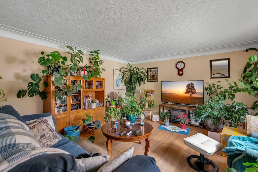 7621 23 Street SE Calgary AB T2C 0Y2
