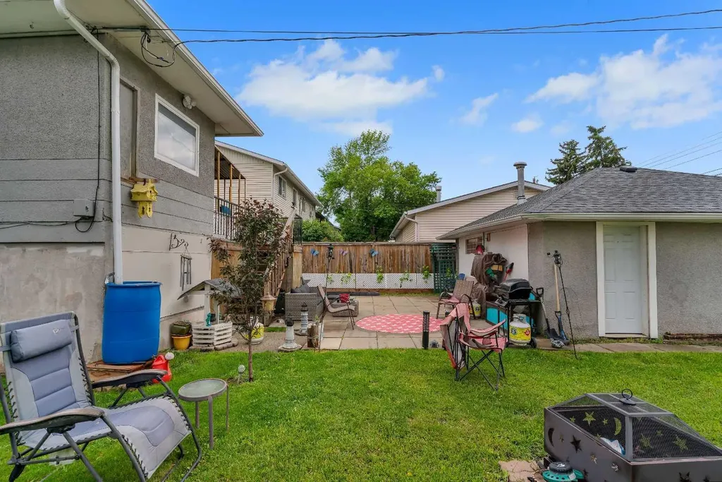 7621 23 Street SE Calgary AB T2C 0Y2