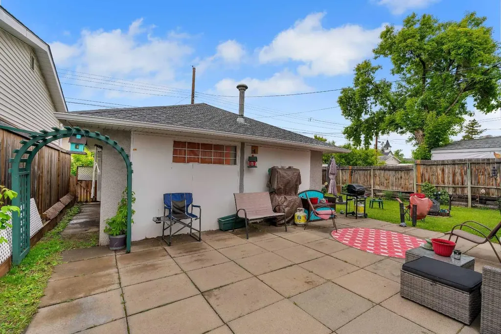 7621 23 Street SE Calgary AB T2C 0Y2