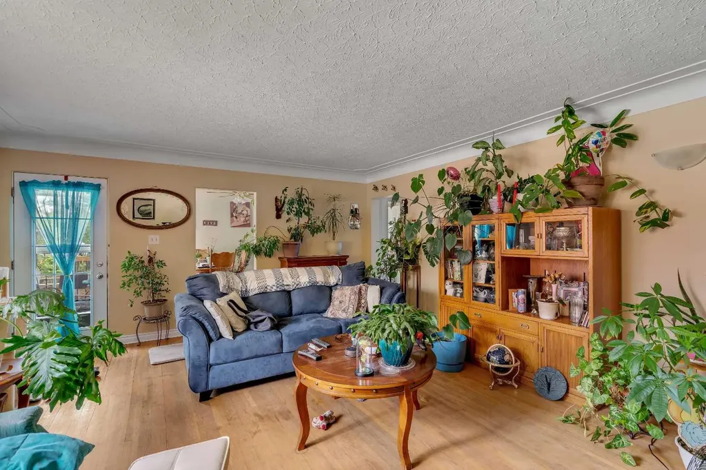 7621 23 Street SE Calgary AB T2C 0Y2