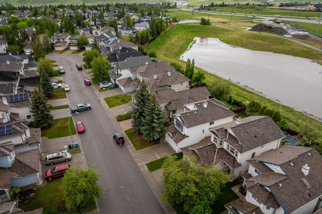 279 Valley Brook Circle NW Calgary AB T3B 5S4