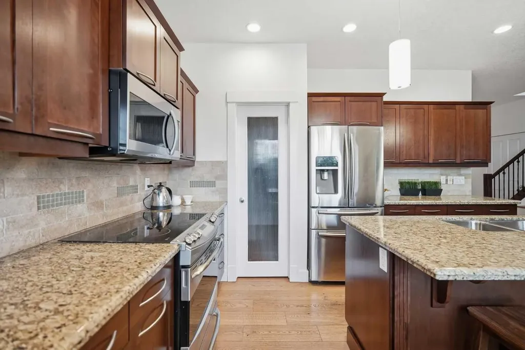 114 Cougarstone Crescent SW Calgary AB T3H 4Z5