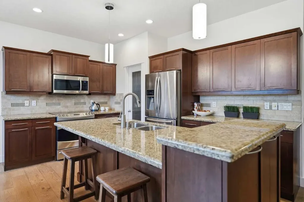 114 Cougarstone Crescent SW Calgary AB T3H 4Z5