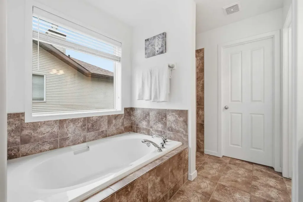 114 Cougarstone Crescent SW Calgary AB T3H 4Z5