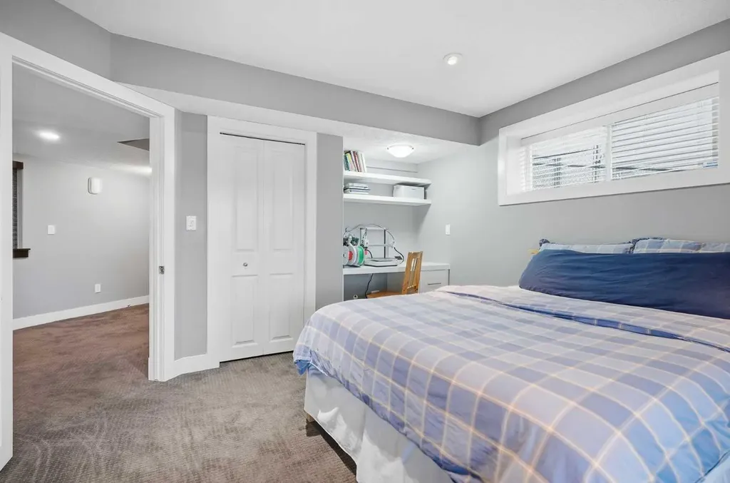114 Cougarstone Crescent SW Calgary AB T3H 4Z5