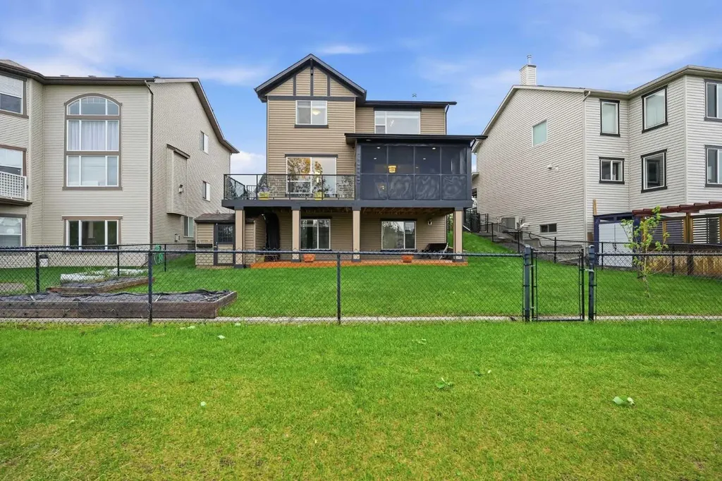 114 Cougarstone Crescent SW Calgary AB T3H 4Z5