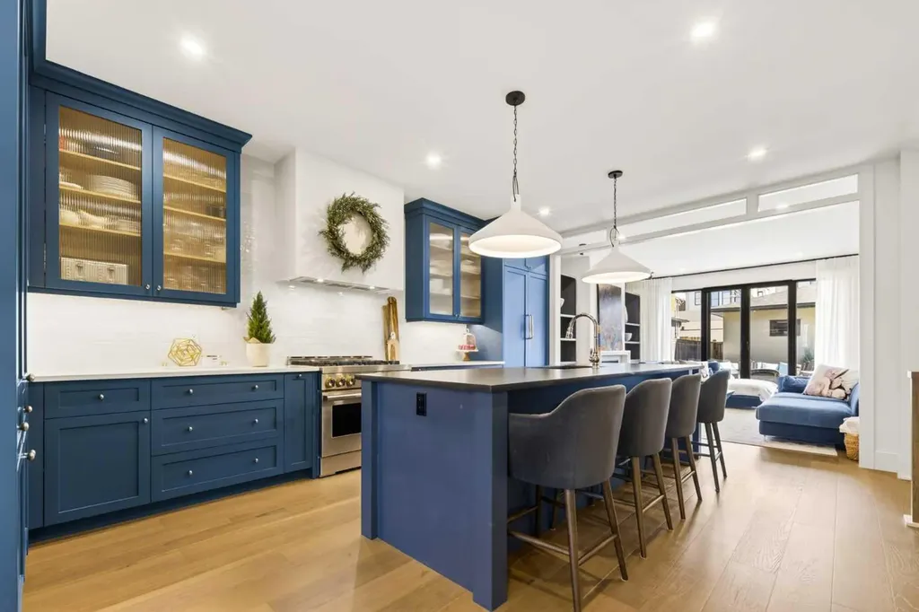 2719 5 Avenue NW Calgary AB T2N 0T9
