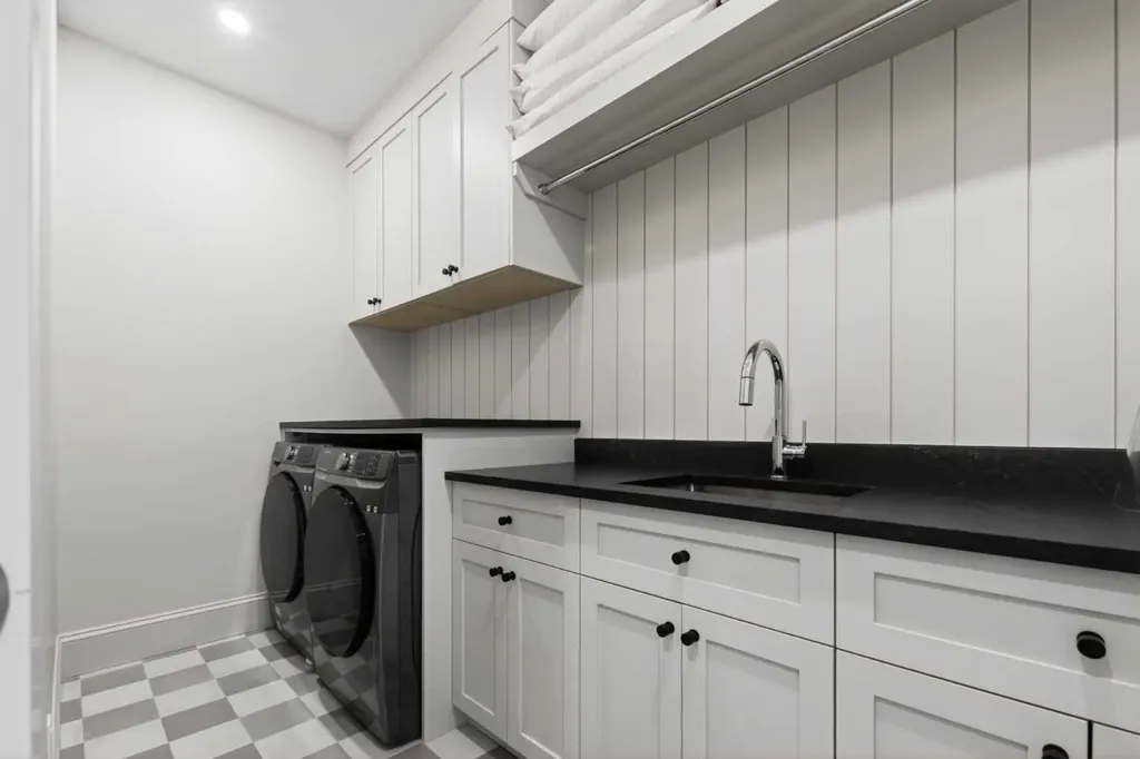 2719 5 Avenue NW Calgary AB T2N 0T9