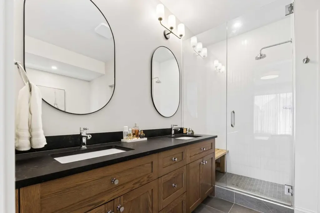 2719 5 Avenue NW Calgary AB T2N 0T9