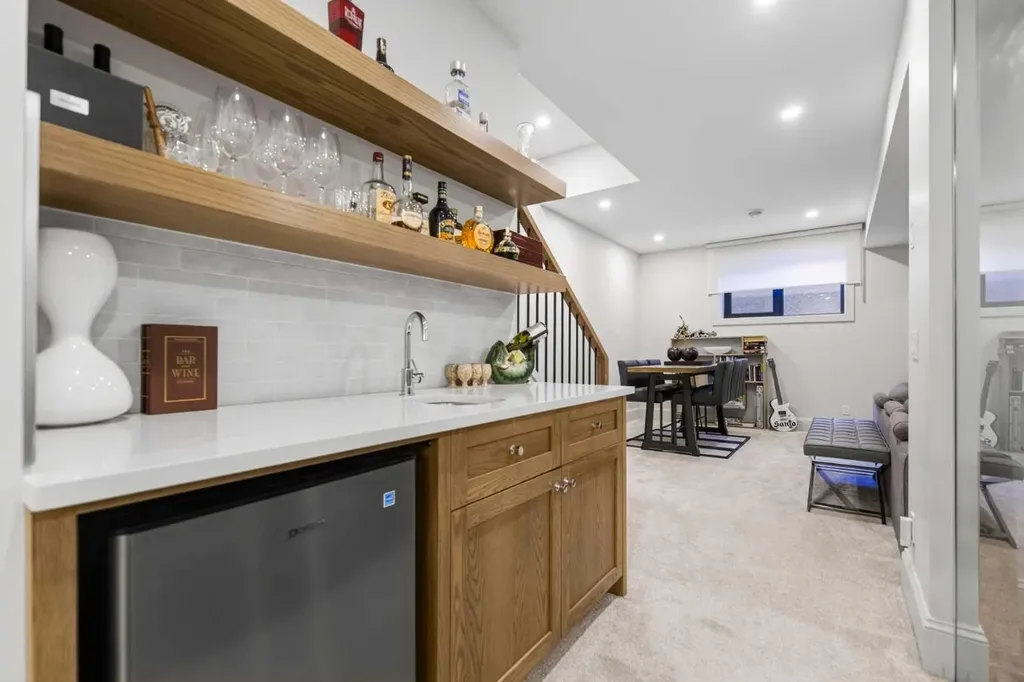 2719 5 Avenue NW Calgary AB T2N 0T9