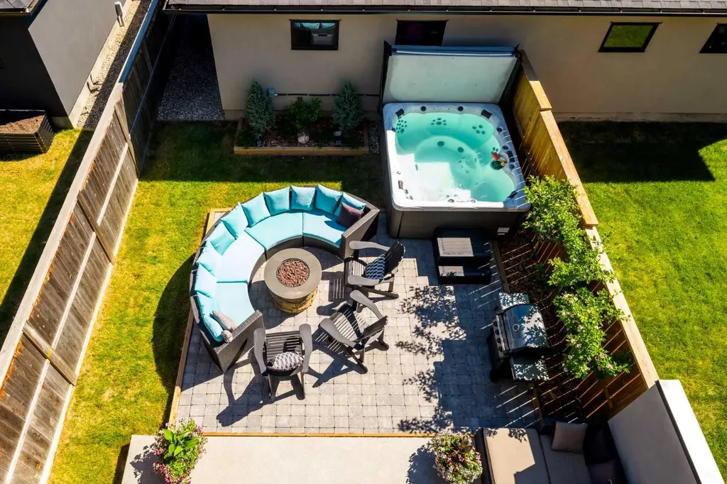 2719 5 Avenue NW Calgary AB T2N 0T9