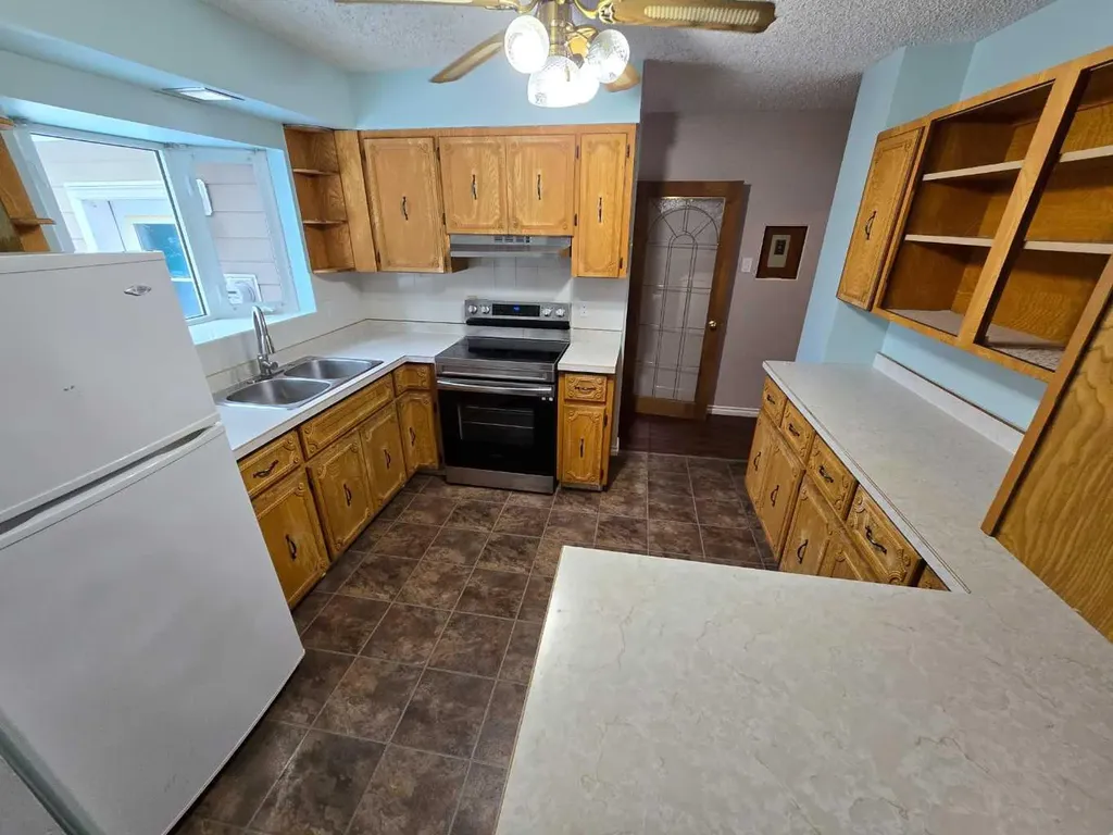 8602 95 Street Peace River AB T8S 1G5