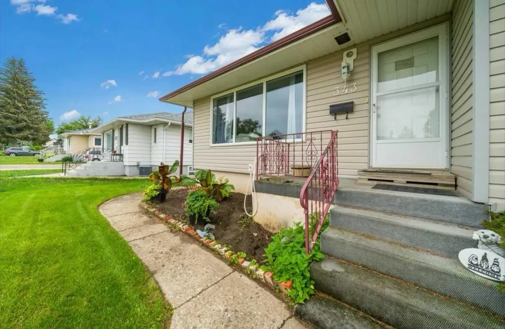 343 10 Street SW Medicine Hat AB T1A 4R6