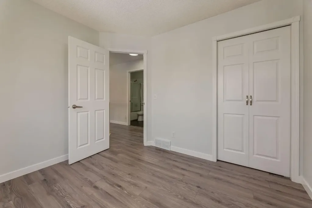 82 Hidden Ridge View NW Calgary AB T3A 5V8