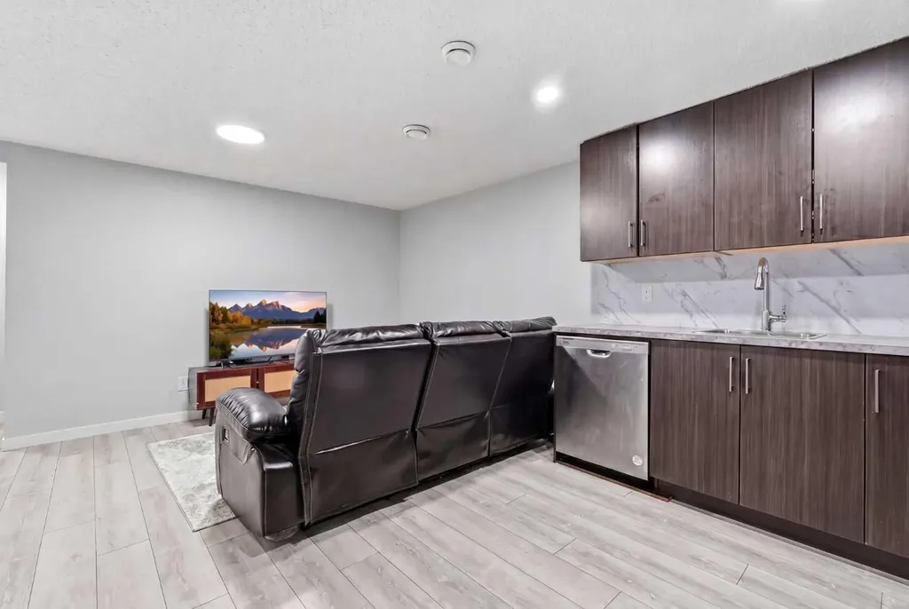 44 Amblefield Avenue NW Calgary AB T3P2C1