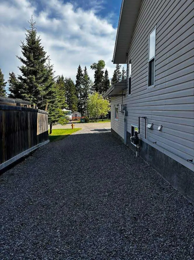 6218 12 Avenue S Edson AB T7E1Y5