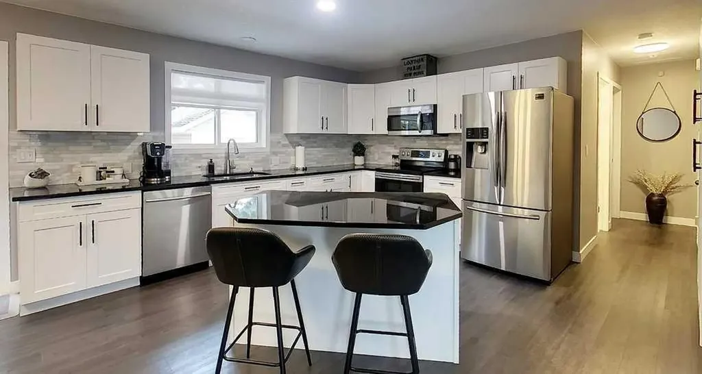 6218 12 Avenue S Edson AB T7E1Y5