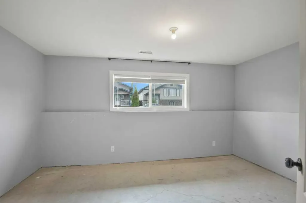 658 Red Oak Close Springbrook AB T4S 0B5