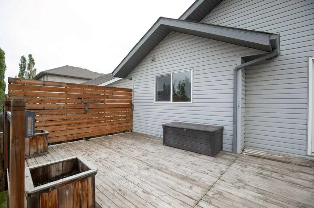 658 Red Oak Close Springbrook AB T4S 0B5