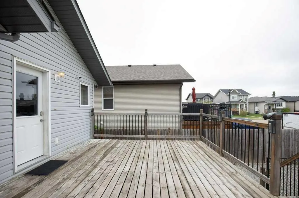 658 Red Oak Close Springbrook AB T4S 0B5