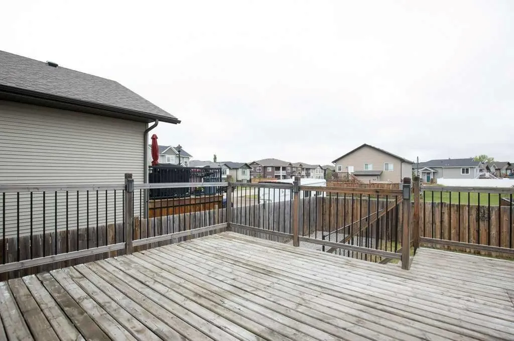 658 Red Oak Close Springbrook AB T4S 0B5