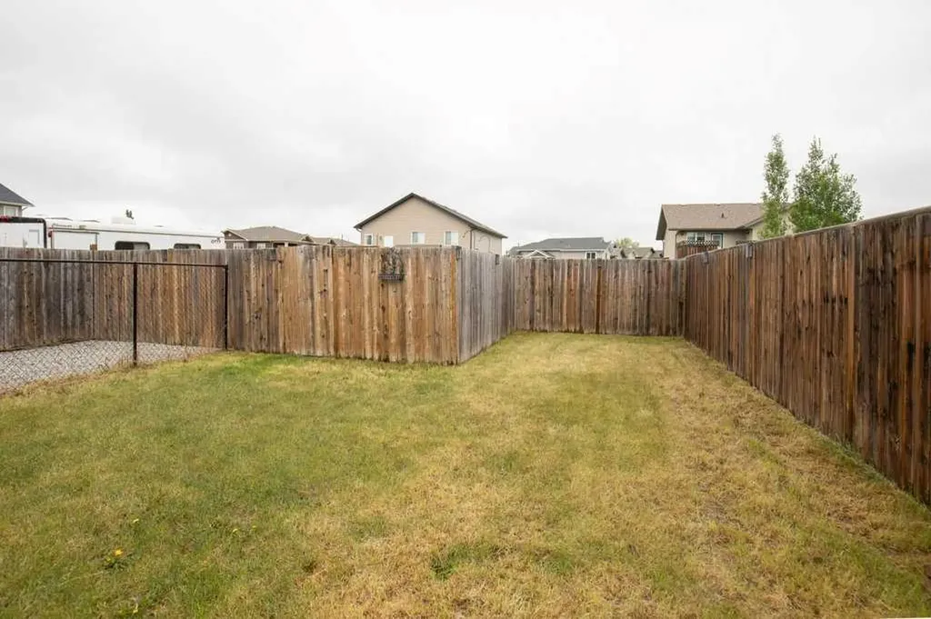 658 Red Oak Close Springbrook AB T4S 0B5