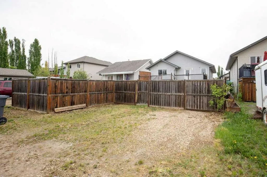 658 Red Oak Close Springbrook AB T4S 0B5