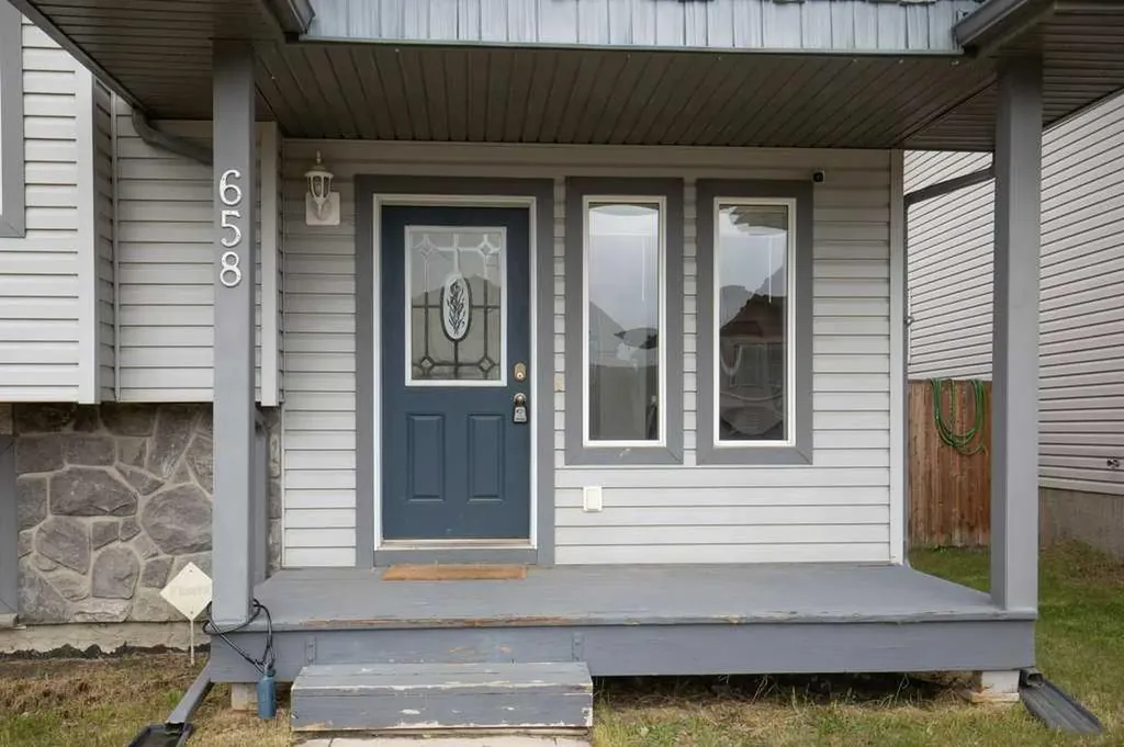 658 Red Oak Close Springbrook AB T4S 0B5