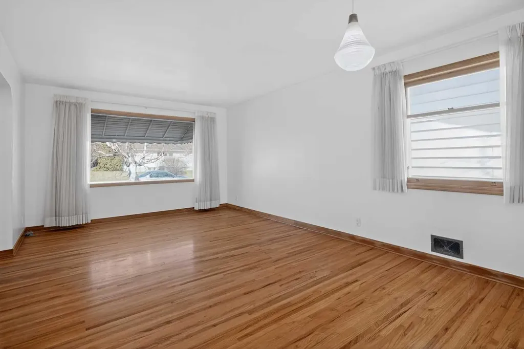 2416 38 Street SW Calgary AB T3E 3E5