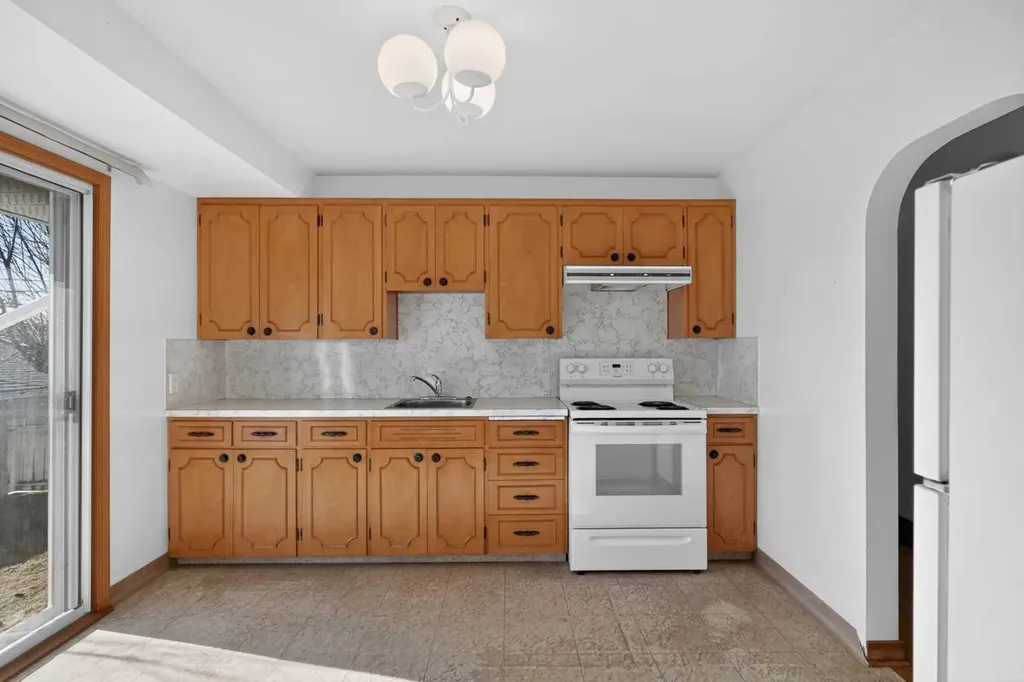 2416 38 Street SW Calgary AB T3E 3E5