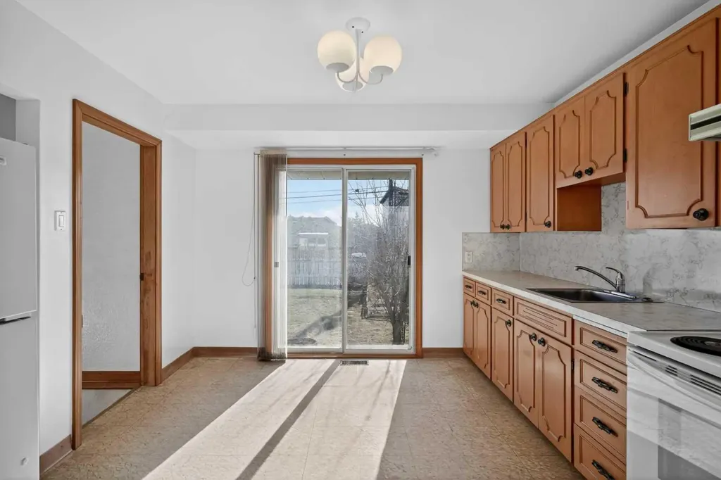2416 38 Street SW Calgary AB T3E 3E5