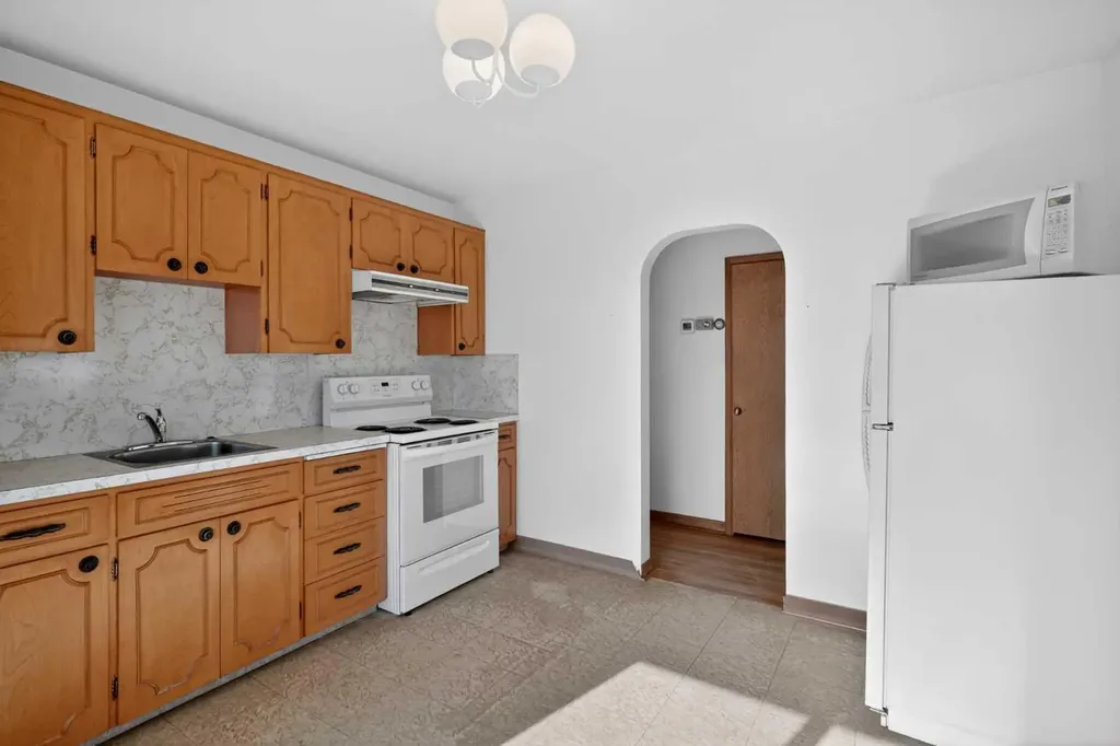 2416 38 Street SW Calgary AB T3E 3E5