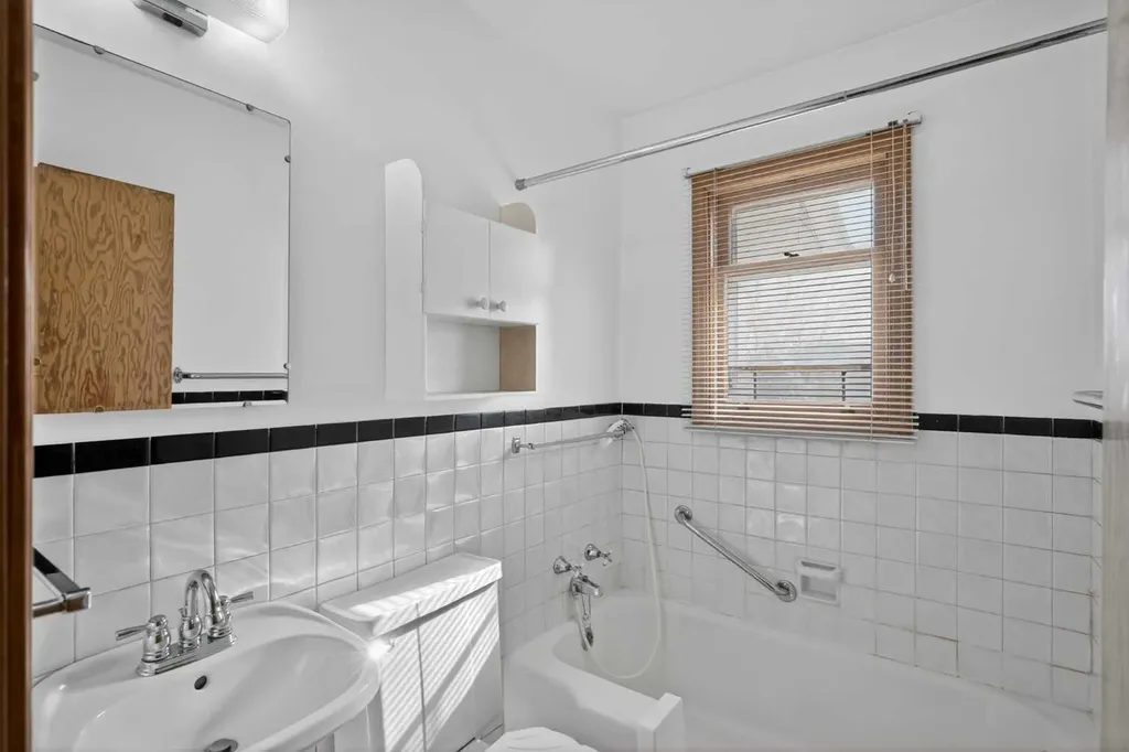 2416 38 Street SW Calgary AB T3E 3E5