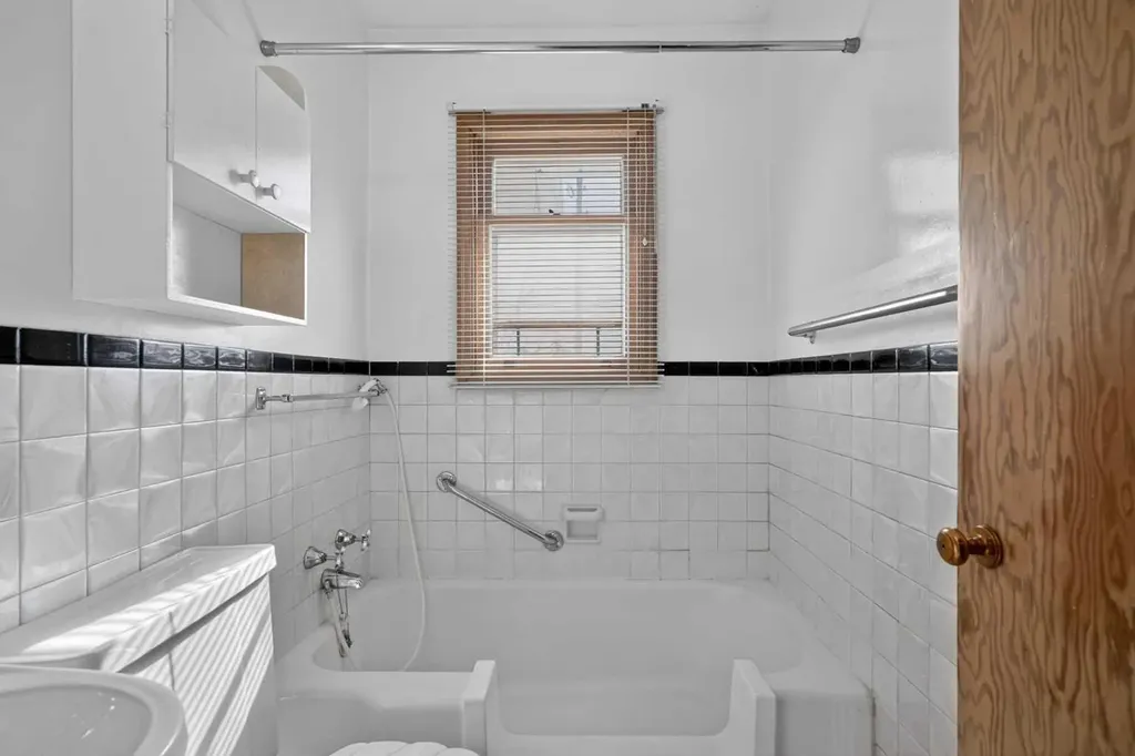 2416 38 Street SW Calgary AB T3E 3E5