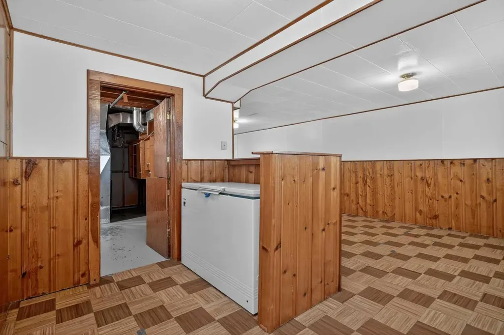 2416 38 Street SW Calgary AB T3E 3E5