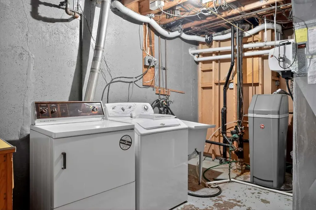 2416 38 Street SW Calgary AB T3E 3E5
