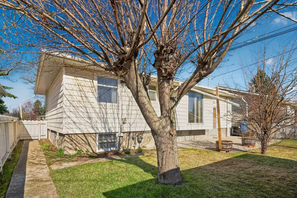 2416 38 Street SW Calgary AB T3E 3E5