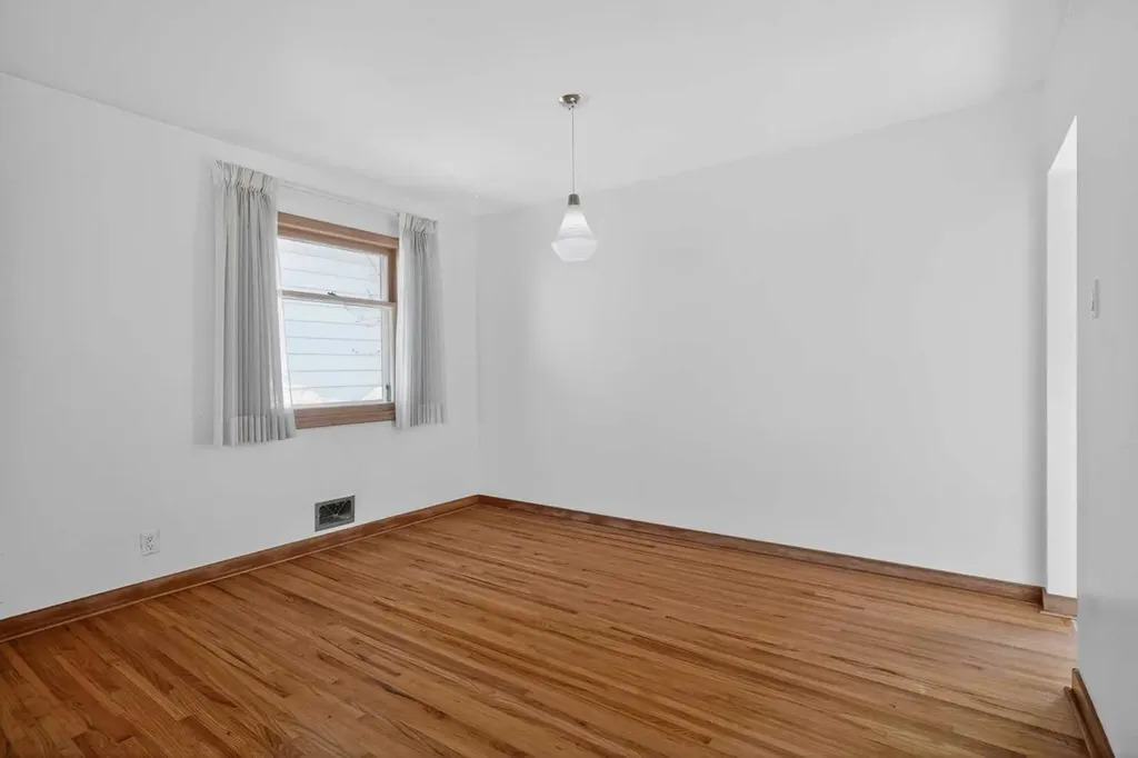 2416 38 Street SW Calgary AB T3E 3E5