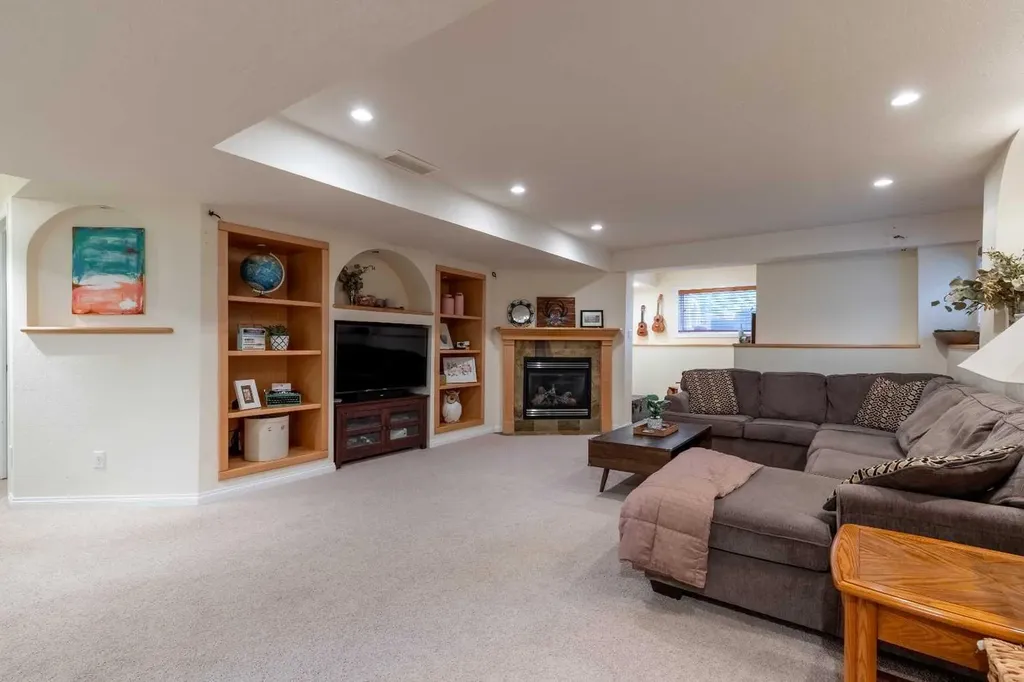 293 Heritage Boulevard W Lethbridge AB T1K 7M5