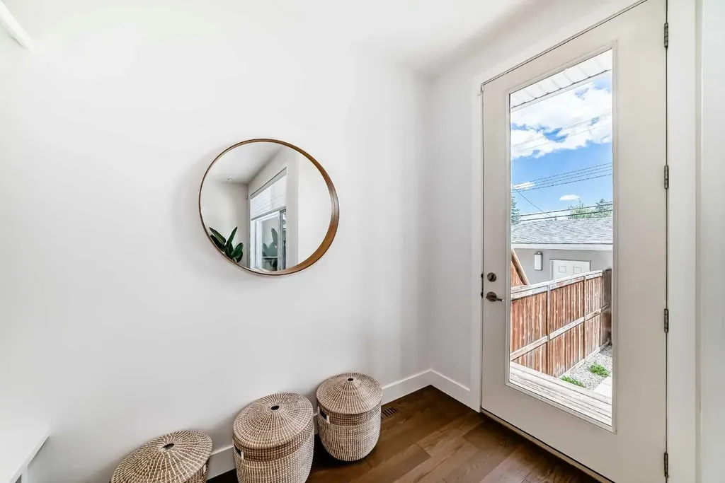 2010 32 Street SW Calgary AB T3E 2R3