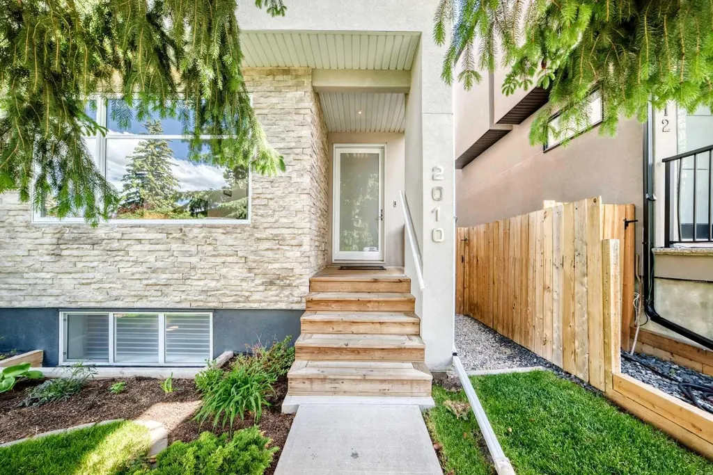2010 32 Street SW Calgary AB T3E 2R3