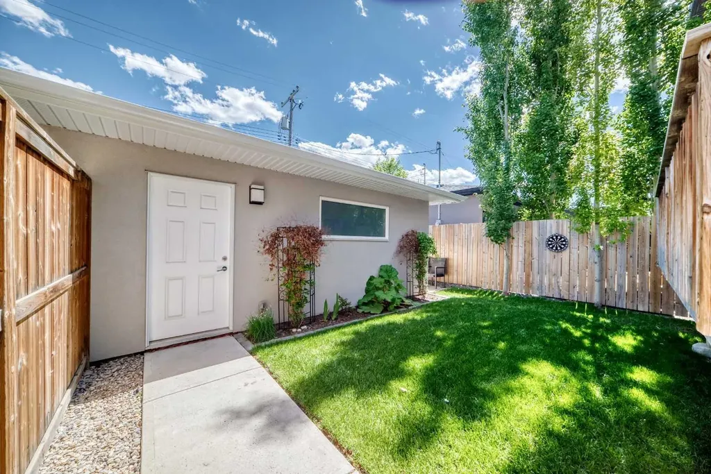 2010 32 Street SW Calgary AB T3E 2R3