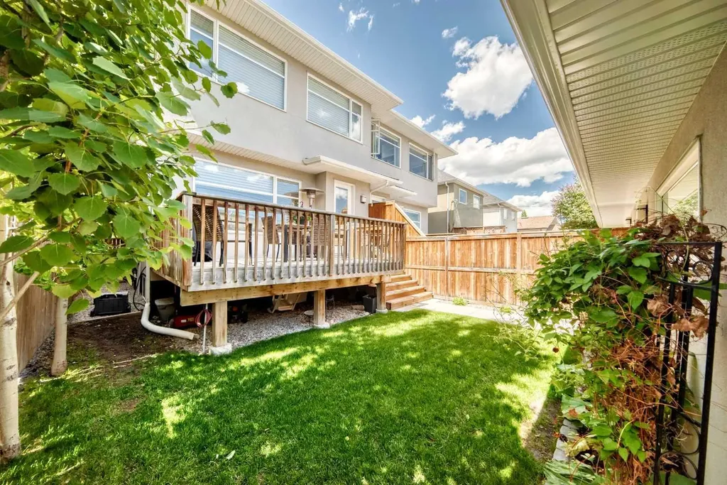 2010 32 Street SW Calgary AB T3E 2R3