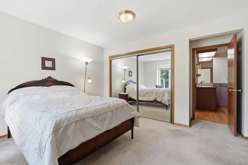 22A Woodmeadow Close SW Calgary AB T2W 4L8