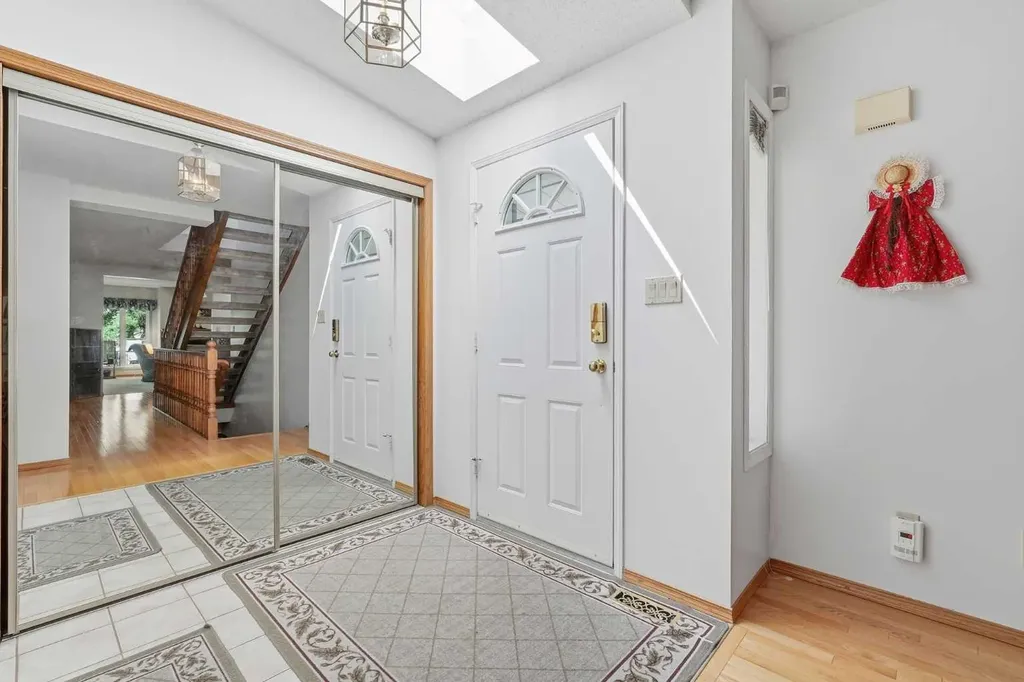 22A Woodmeadow Close SW Calgary AB T2W 4L8