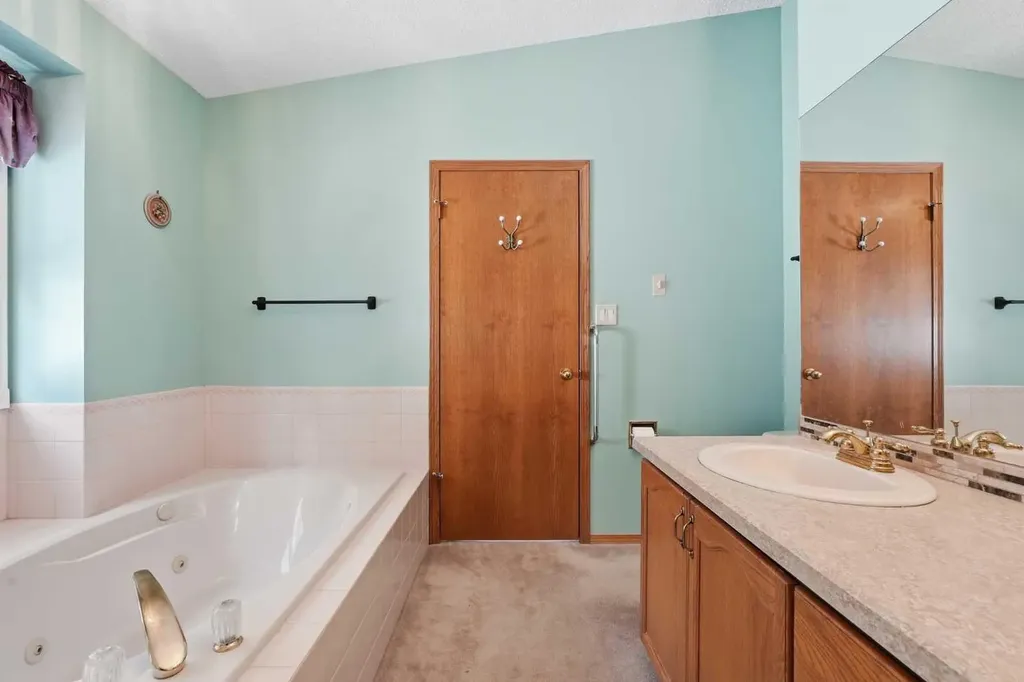 22A Woodmeadow Close SW Calgary AB T2W 4L8